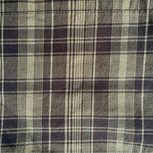 Green Banana Republic plaid shorts in excellent condition. Waist 33, 9” inseam - Picture 2 of 5